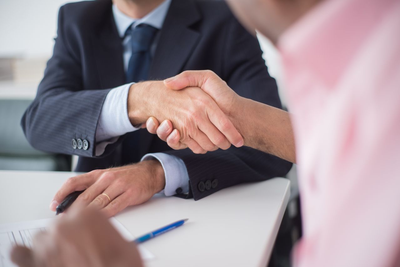 Candidate and interviewer shackes hands after offer accepted.
